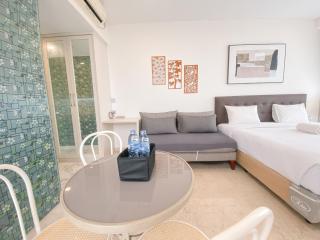 Signature Studio Apartment with Jacuzzi at Art Deco By Travelio - 3