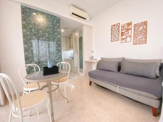 Signature Studio Apartment with Jacuzzi at Art Deco By Travelio - 2