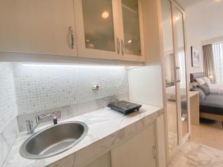 Signature Studio Apartment with Jacuzzi at Art Deco By Travelio - 1