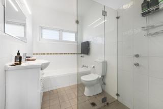 The Dolphin Beach House Vincentia Stay for 3 Pay for 2! - Beachfront In Vincentia - Vincentia - 3