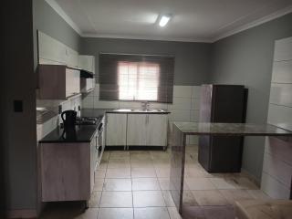 Waterfall Deluxe - Rustenburg - 9