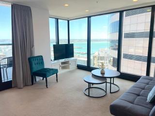 Magnificent SkyTower, Sea, Habour View in CBD - Auckland - 2
