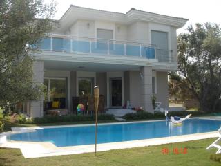 ÇEŞME ALAÇATI'da HAVUZLU KIRALIK VILLA - Alaçatı - 0