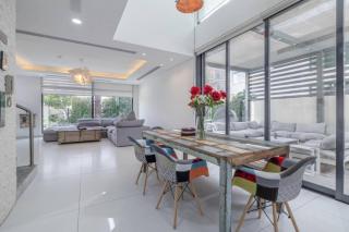 Coastal Themed 4BR Townhouse with Pool in JVC - 4