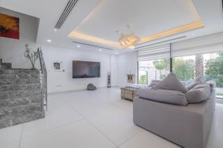 Coastal Themed 4BR Townhouse with Pool in JVC - 3