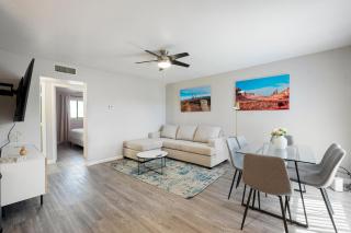 Modern 2BR Escape with Pool & Free Parking - Scottsdale - 8