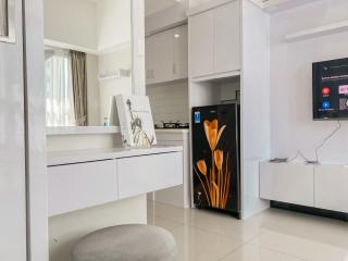 Good Place and Comfortable Studio Apartment Springlake Summarecon Bekasi By Travelio - 3