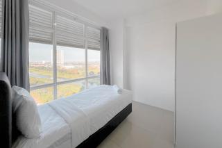 Spacious and Restfull 3BR at Bale Hinggil Apartment By Travelio - 4