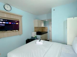 Minimalist Studio Grand Sentraland Karawang Apartment By Travelio - 6