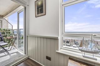 Beachfront Apartment with Sea View - St. Leonards - 4