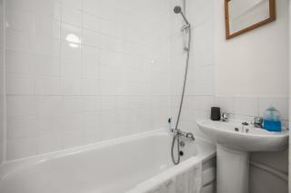 Beachfront Apartment with Sea View - St. Leonards - 3