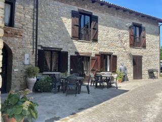 Il borgo come in un castello - Montabone - 6