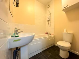 Sherry's 2 Bed Guest House - Buckinghamshire - 9