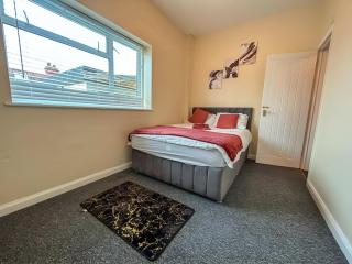 Sherry's 2 Bed Guest House - Buckinghamshire - 8