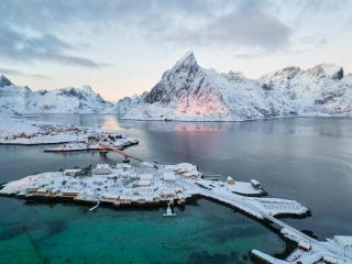 The Famous Yellow House - Reine - 8