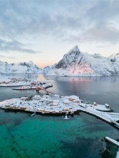The Famous Yellow House - Reine - 9