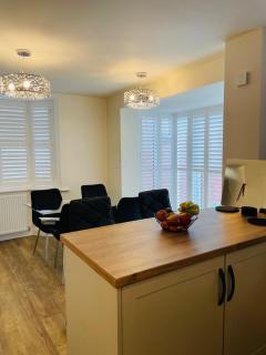 House-Sleeps 8-Parking-Garden - Kettering - 9