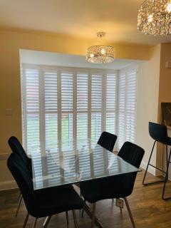 House-Sleeps 8-Parking-Garden - Kettering - 5