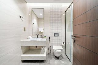 Modern 1BR with Stunning Views in Business Bay - 3