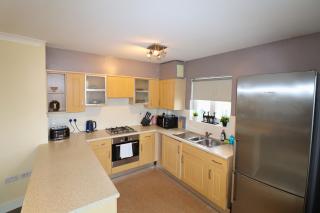 Chertsey Spectacular Two Bedroom Rooftop Apartment - 7