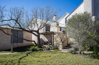 Spacious Group Retreat 3 Units Close to Wineries - Fredericksburg - 2