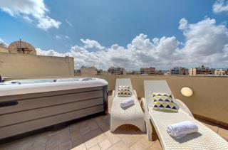 Sliema Exquisite Penthouse with Jacuzzi 2 Bedroom - 5