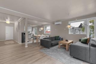 Northstay - Grimsby House, Free Parking, Sauna, Sleeps 16 - 8