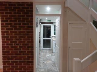 Cozy 4-Bedroom Family Getaway - West Byfleet - 1