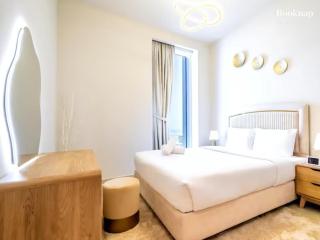 Lavish 3BR Apartment with Assistant Room in Habour Gate Tower - 3