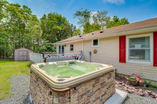 Community Pools and Hot Tub Albrightsville Cottage! - Albrightsville - 9