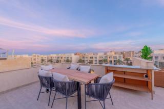 Coastal Vibe 2BR Mangroovy Gouna with Rooftop Cinema, BBQ, Pool & Beach Access - Hurghada - 3