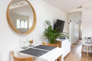 Self contained 1 bed house v near centre, parking - Bath - 8