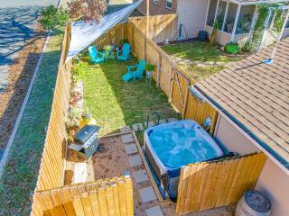 Cross Mountain Cottage - Cozy Retreat with Hot Tub - Fredericksburg - 0
