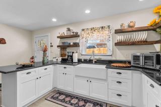 Cross Mountain Cottage - Cozy Retreat with Hot Tub - Fredericksburg - 6