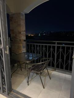 Spacious haven with a lake view - - 9