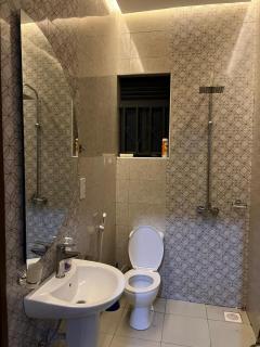 Spacious haven with a lake view - - 1