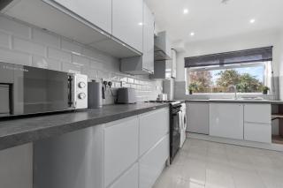 Staines House-3bed-Sleeps7- FreeP-Close to Airport - Staines - 3