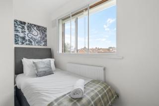 Staines House-3bed-Sleeps7- FreeP-Close to Airport - Staines - 7
