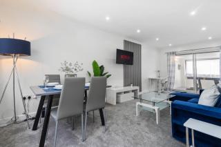 Staines House-3bed-Sleeps7- FreeP-Close to Airport - Staines - 1