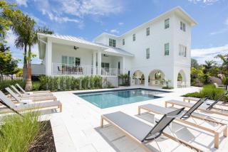 Brand New & Private Pool - Palmgale House - 0