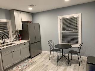 Newly Renovated 2 BR downtown Apt, family getaway. - Montclair - 3