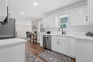 Nordin's LakeHouse, Lakefront Hideaway on Delaware Bay Sleeps 10 - Dardanelle - 1