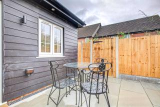 Charming 4 Bedroom Retreat In Upscale Brentwood - Brentwood - 3