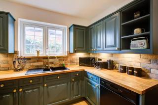 Charming 4 Bedroom Retreat In Upscale Brentwood - Brentwood - 2