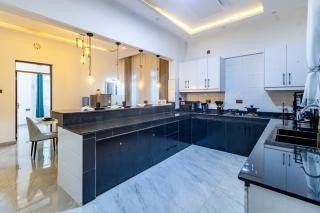 Emerald by Skyline Villa - - 3