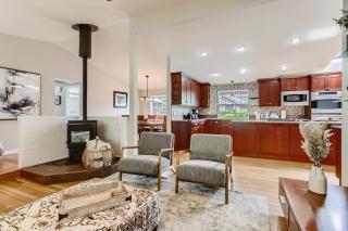 Spacious 4-bedroom home with outdoor deck - 3