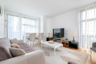 Scenic 2-Bed in Canary Wharf - 9