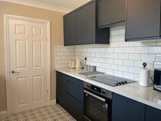 Vibrant 3br Coastal Haven Near South Shields Beach - South Shields - 2