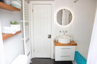 Spacious Historic Downtown Stableman's House Loft - Kingston - 8