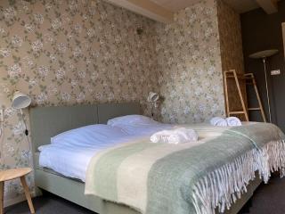 Group holiday home in the nature - Ternaard - 6